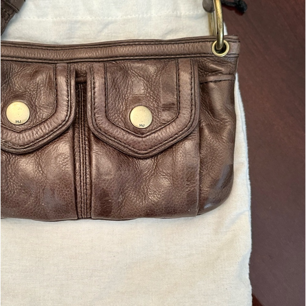 MARC MARC JACOBS SMALL EMBOSSED BROWN LEATHER HANDBAG.